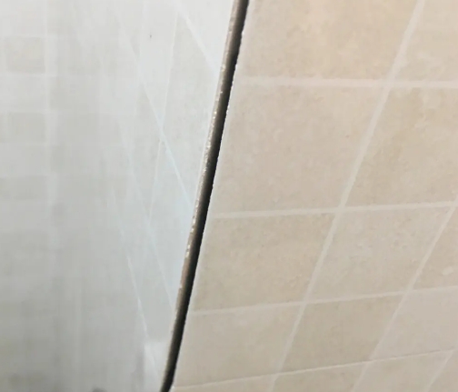 长汀瓷砖空鼓维修公司分享阳台瓷砖脱落的修复过程可以分为以下几个步骤