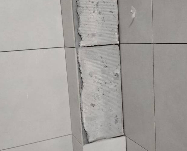 长汀瓷砖空鼓维修公司分享下瓷砖施工前基层浇水润湿程度不足，可能导致以下问题